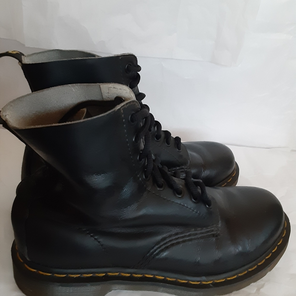SOLD!!Dr martens Pascal woments leather boots sz 8